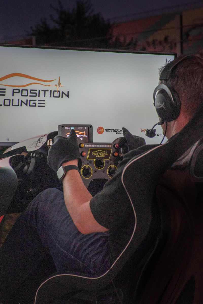 ropa-playing-sim-racer-poleposition-lounge.jpg